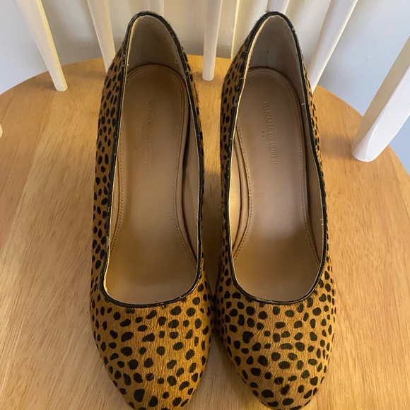 Banana Republic Size 8 Leopard Cheetah Print Genuine Calf Hair Wedge Heel Shoes - Picture 2 of 13